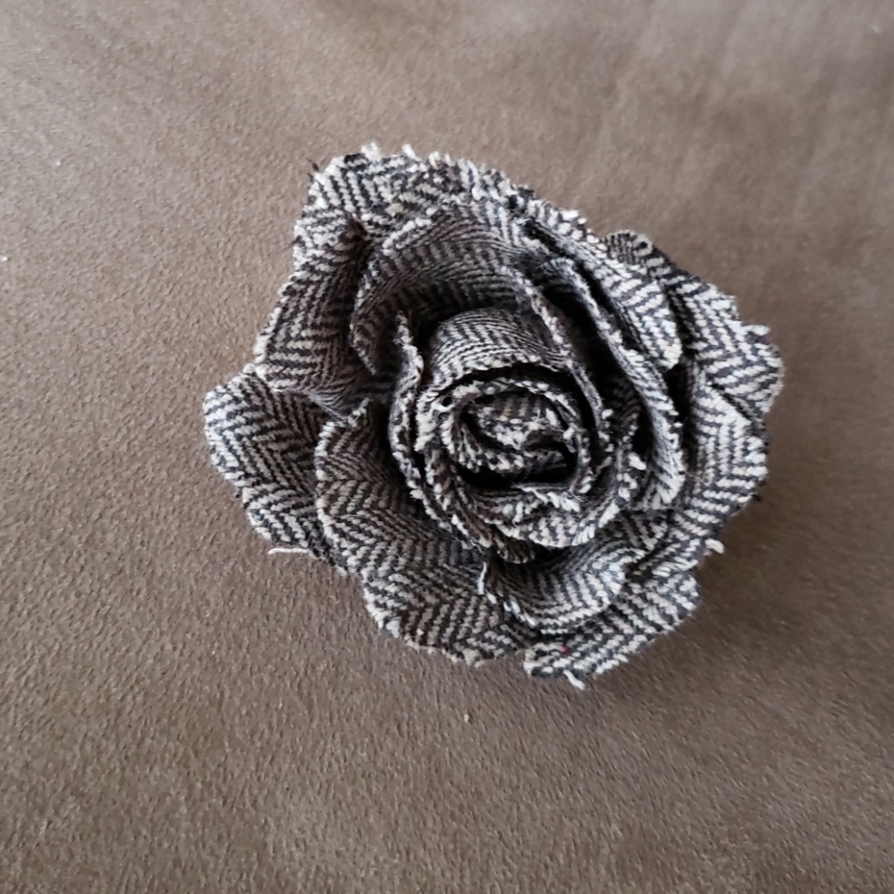 Tweed rose pin